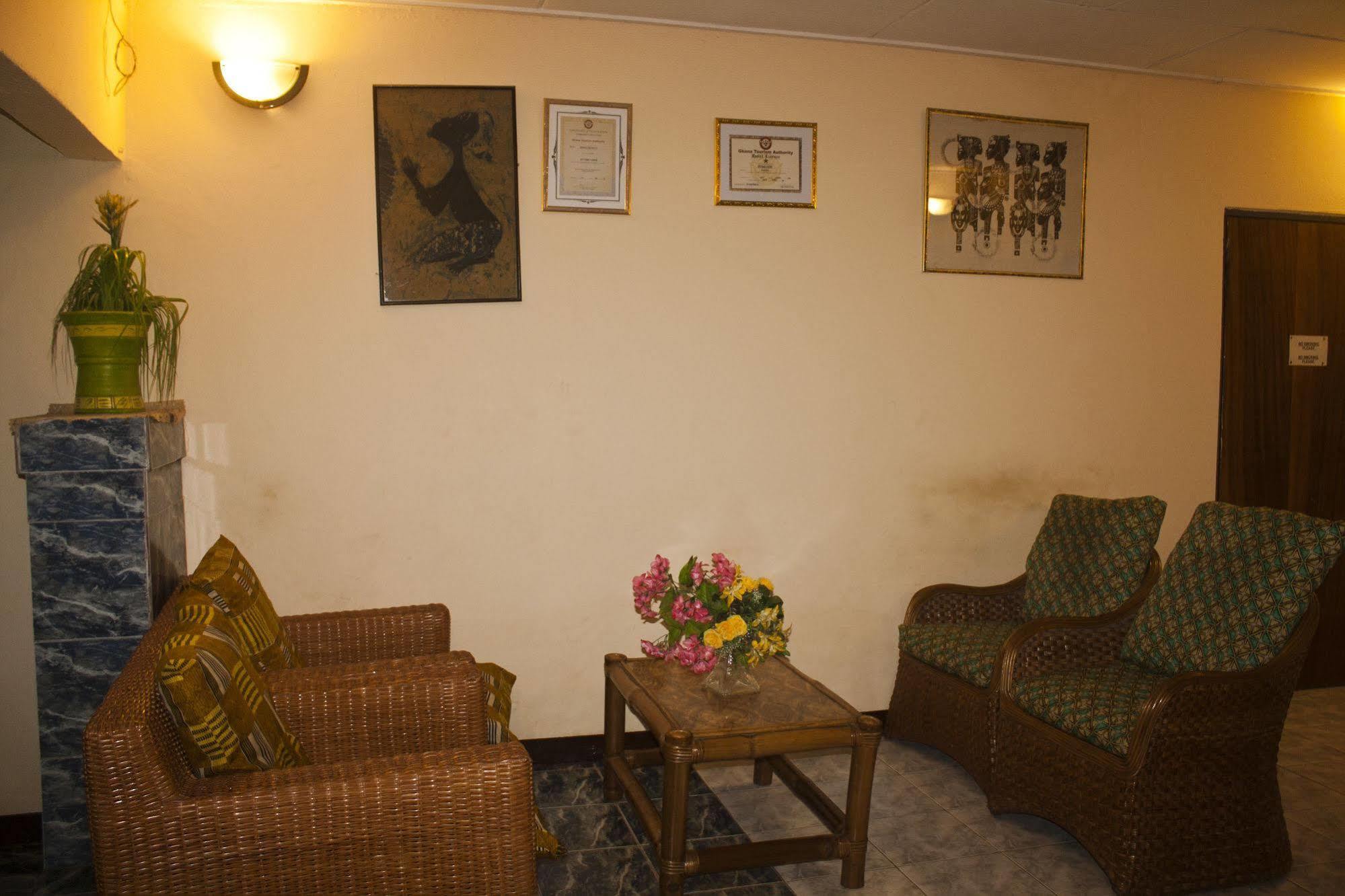 Joy Family Lodge Amasaman Ngoại thất bức ảnh