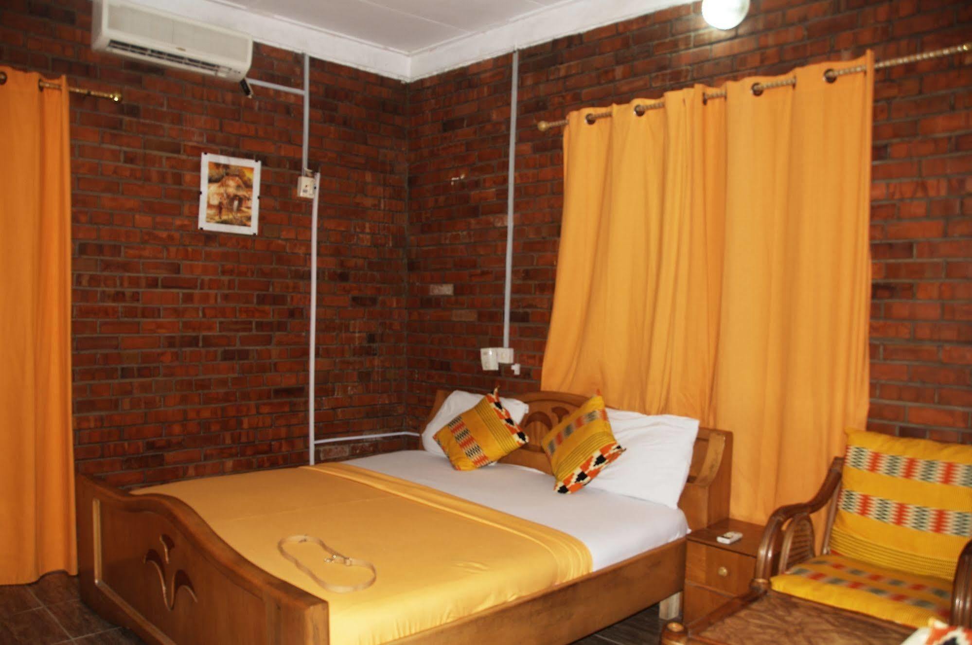 Joy Family Lodge Amasaman Ngoại thất bức ảnh